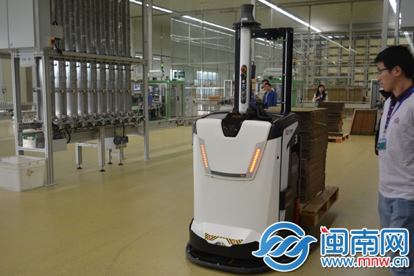 激光引导机器人