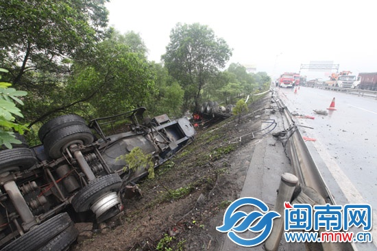 逼停一车再撞护栏 挂车坠5米沟2