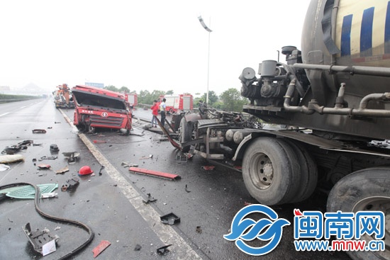 逼停一车再撞护栏 挂车坠5米沟3