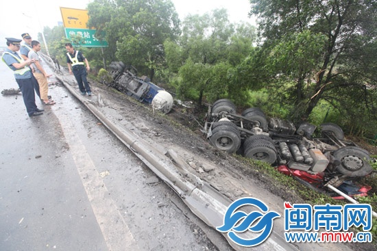 逼停一车再撞护栏 挂车坠5米沟