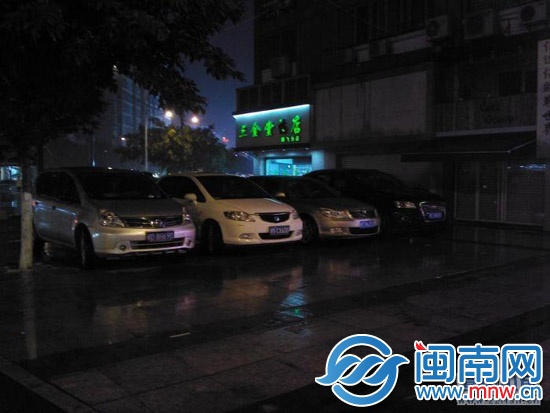 漳州芗城：违停车一字排开 占满人行道