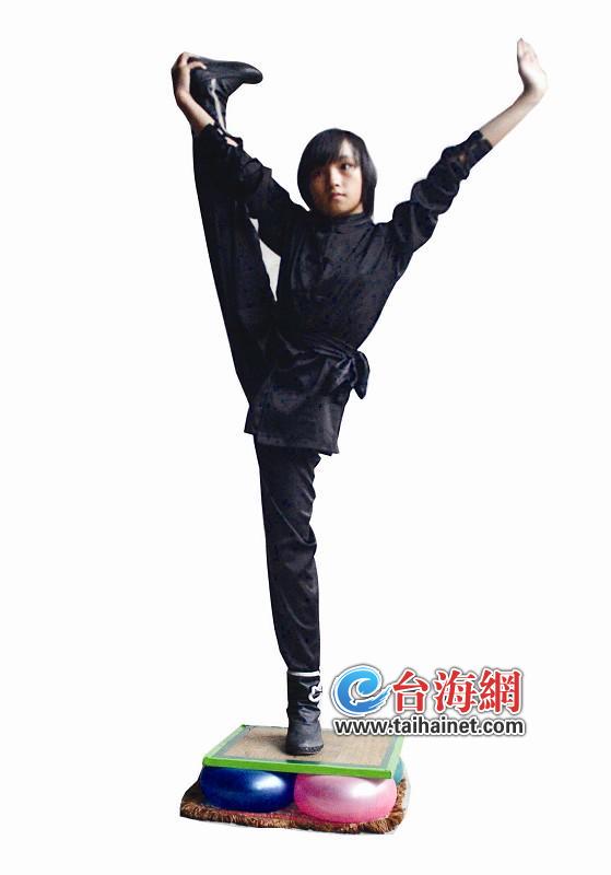 “叶问小徒弟”气球上玩劈腿1