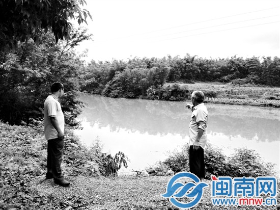 当时车冲入河中，幸好吴桂林、许泉禄相继赶到