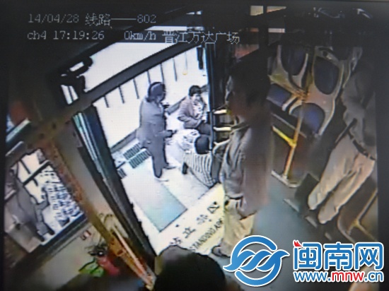 监控显示，被公交车碾到后，两名伤者倒在地上，站不 