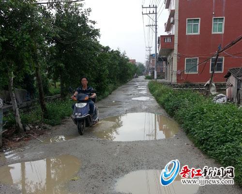 骑摩托车经过这条路，经常会被溅得一身泥水。