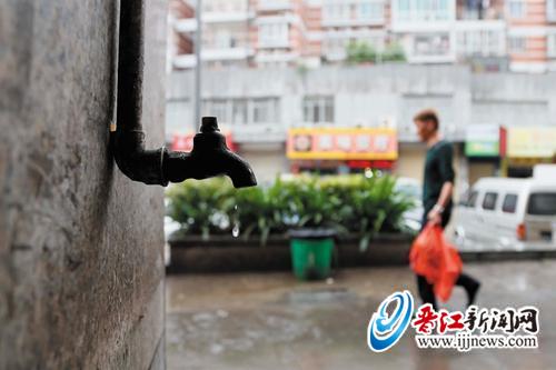 福隆商业广场后巷，商户自接的自来水管滴水造成路面 