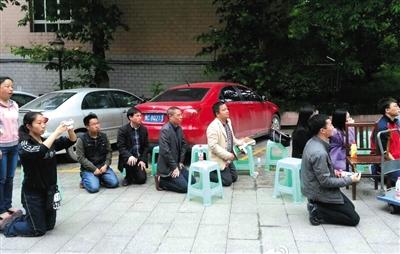 昨日，遵义四中一名老师在其微博上发布“教师下跪” 