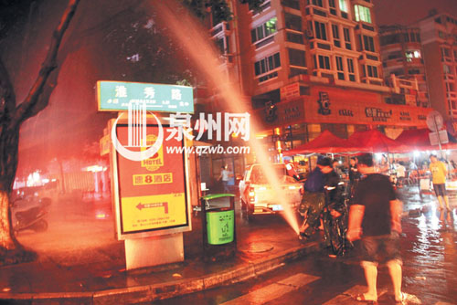 水柱冲天，直打在树上