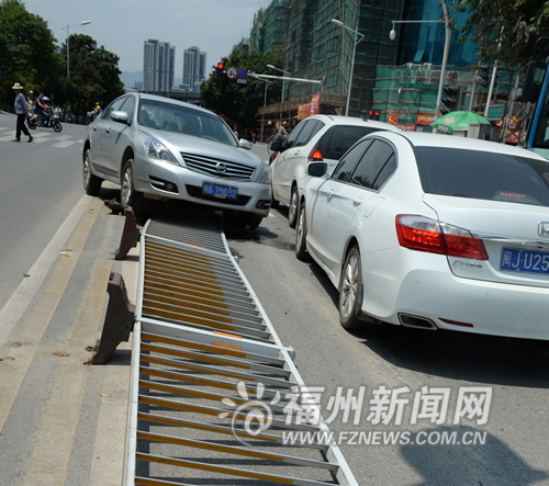 小车“骑”上倒下的护栏
