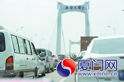 汽车堵在桥上，只能龟速前行