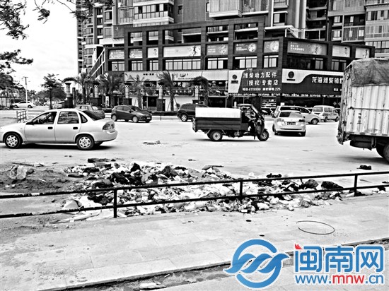 两小区之间的垃圾 该谁管？