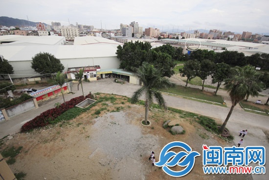 五金厂偷排废气 隔壁中学遭殃11