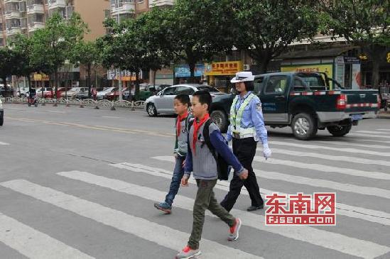 警花执勤“护学岗”