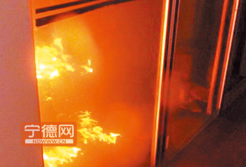 摆放麻将的休闲室起火