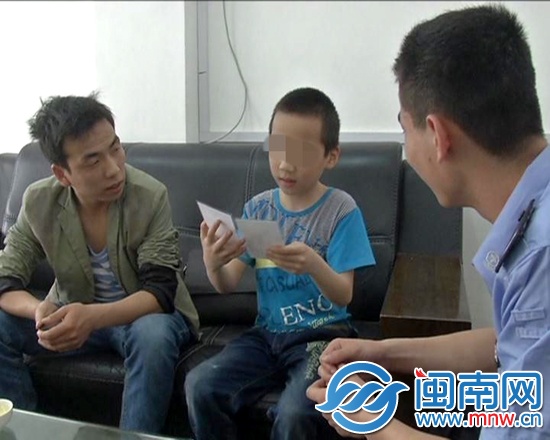 一见面，徐某（左一）就拿出家人的照片，小彬也高兴 