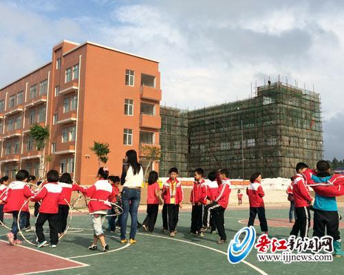 磁灶前美小学综合楼封顶