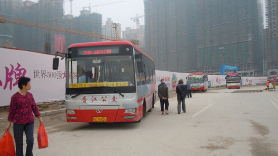 没有候车亭，乘客只能站在路边上下车