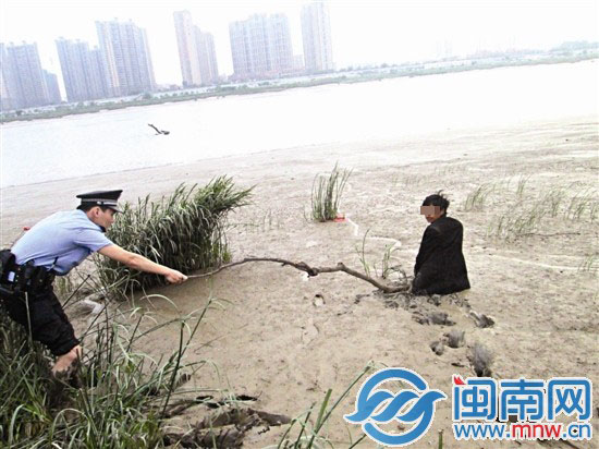 苏某深陷泥中，已没过腰身