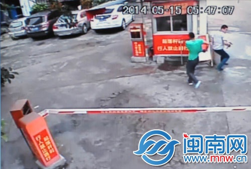 两男子掰弯起落杆后，拿出铁锤砸保安亭