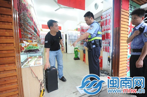 警察执法，店员将扩音器电源拔掉
