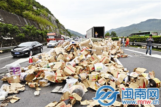 挂车侧翻后，将高速路堵死