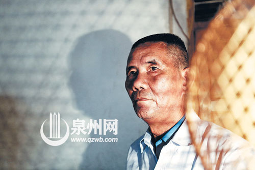竹编是凌文彬的一切，如今，竹编已经和他形影不离。