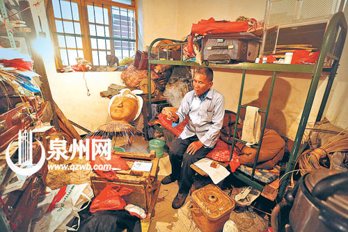 一间简陋又杂乱的房间，是凌文彬的工作室、卧室甚至 