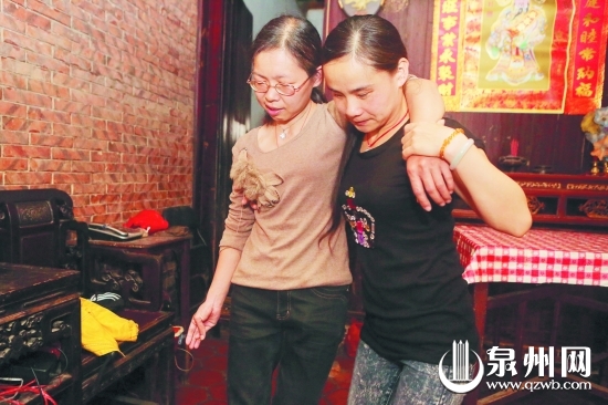 王彩虹（右）搀扶林华芬进房间休息