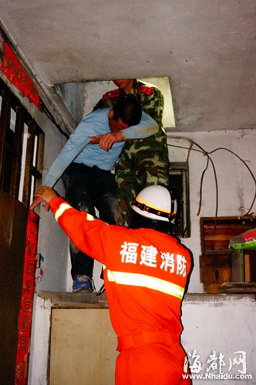 流浪汉腿脚不便，在救援人员的搀扶下下楼