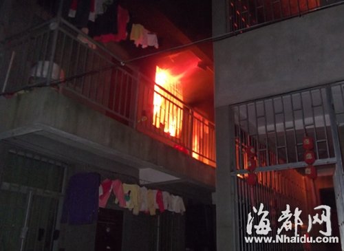 当时，火苗从屋里蹿出，火势非常大