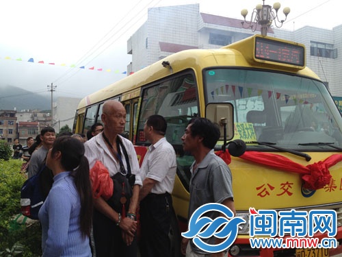 班车还未到点，大坪乡村民已早早排队等车了
