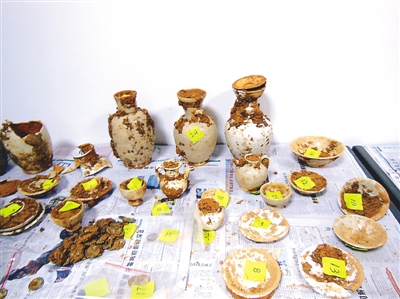 出土的碗、盏托、杯等随葬品