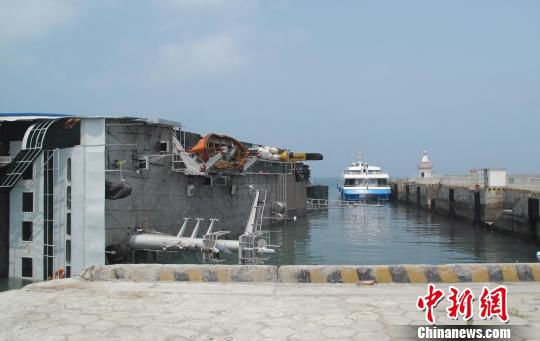 广西涠洲岛西角码头货船突然倾斜侧翻