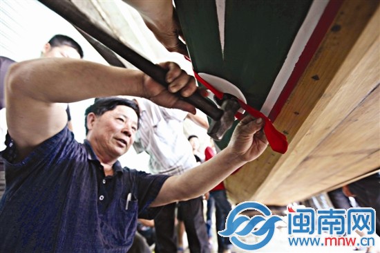 龙海颜厝马州村的这艘龙舟，长约29米可载80人1