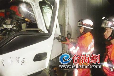 漳州云霄县境内:货车追尾挂车 司机受伤被困