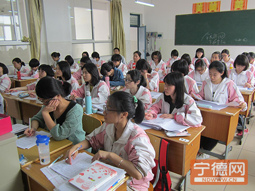 5月13日，宁德一中高三学生在上课，备战高考。