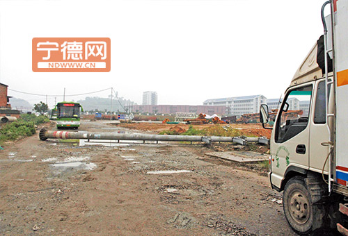 大雨致漳湾镇马山村内涝 村民巨石堵路2