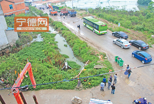 大雨致漳湾镇马山村内涝 村民巨石堵路