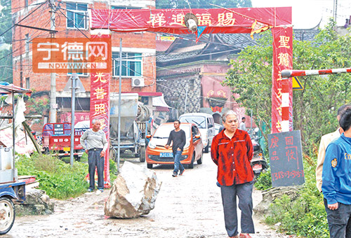 大雨致漳湾镇马山村内涝 村民巨石堵路1
