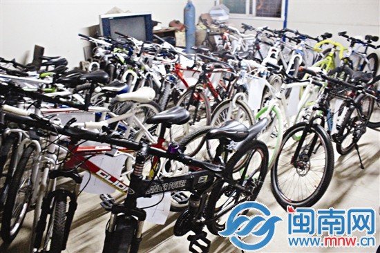 警方在销赃窝点内查获42部疑似赃车