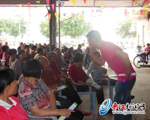 罗山购买社工项目为社区老人服务