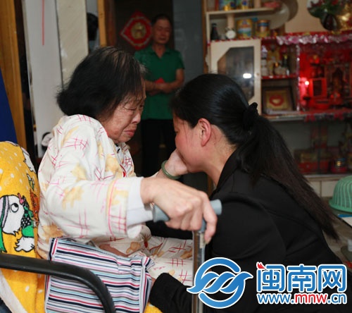 母女相见，相对流泪