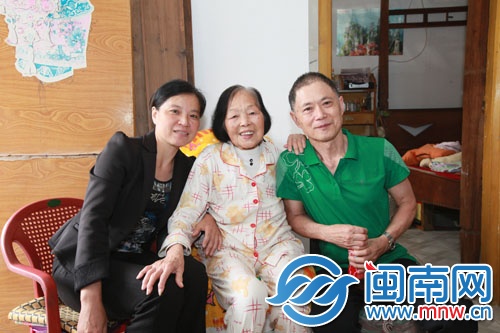 一家三口团聚