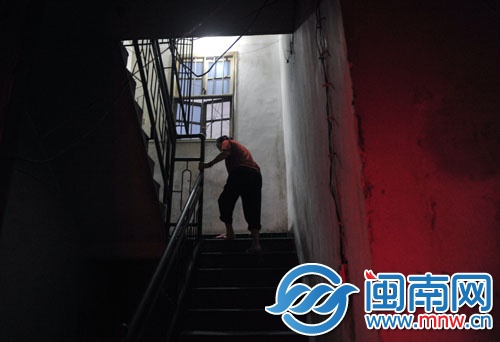 吴阿婆匆匆跑上楼，又回来提醒记者不要写她的名字
