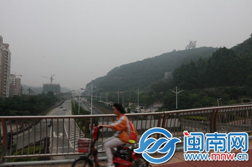 市区大坪山上的郑成功雕像笼罩在雾气中