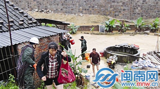消防人员将被困11人解救出来