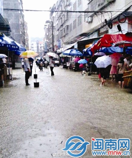 曹溪街道积水，市民用网勺准备捞鱼