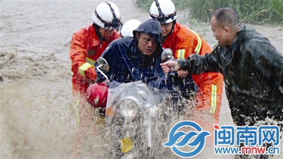 一市民连人带车困在水中