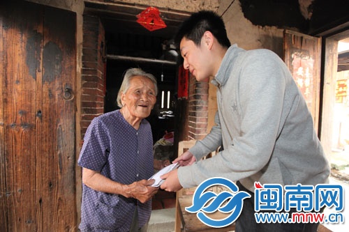 义工与阿婆的表孙张志民（中）商量怎么照顾阿婆