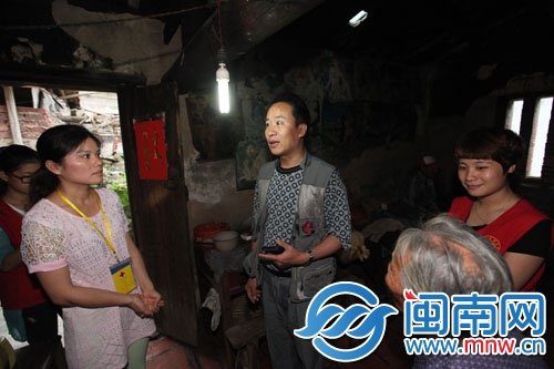 海都记者将2万多元的爱心款交给阿婆